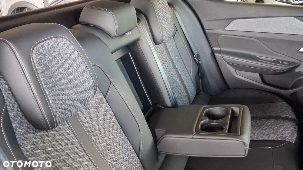 Peugeot 408 1.2 PureTech mHEV Business S&S e-DCS6 - 11