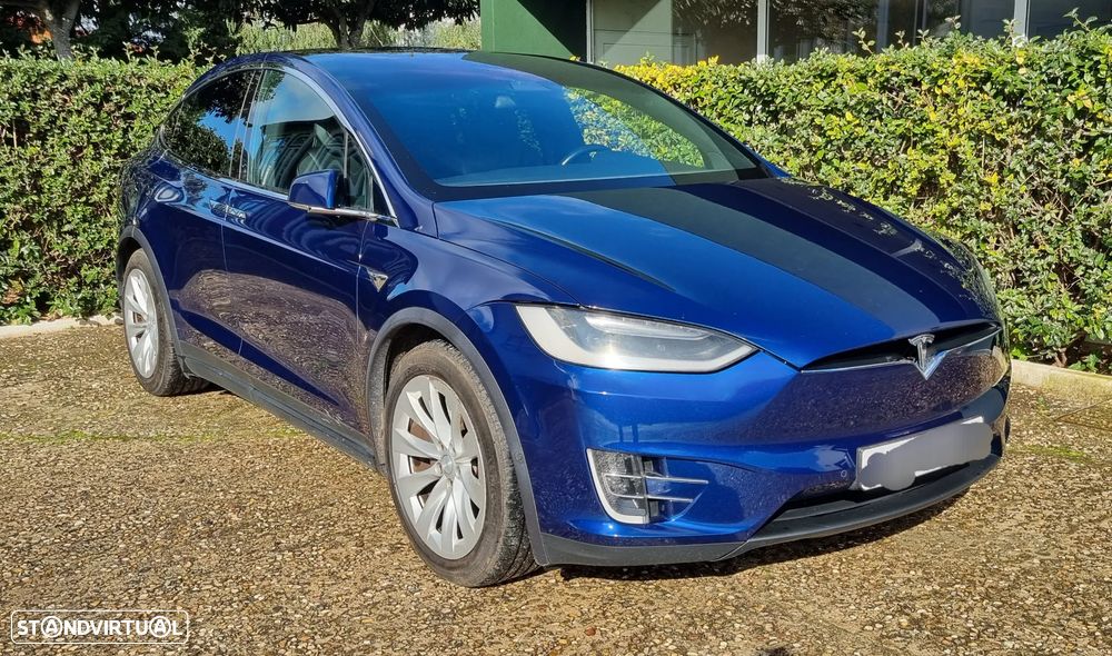 Tesla Model X - 3