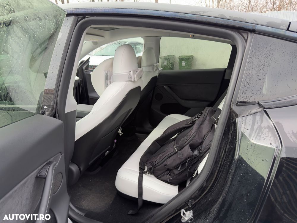 Tesla Model Y Long Range AWD - 6