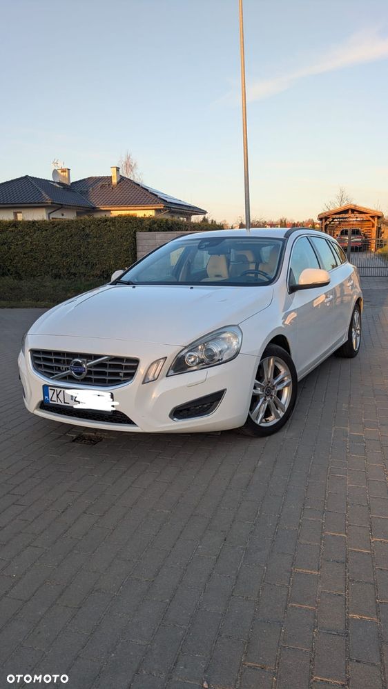 Volvo V60 T3 Momentum - 1