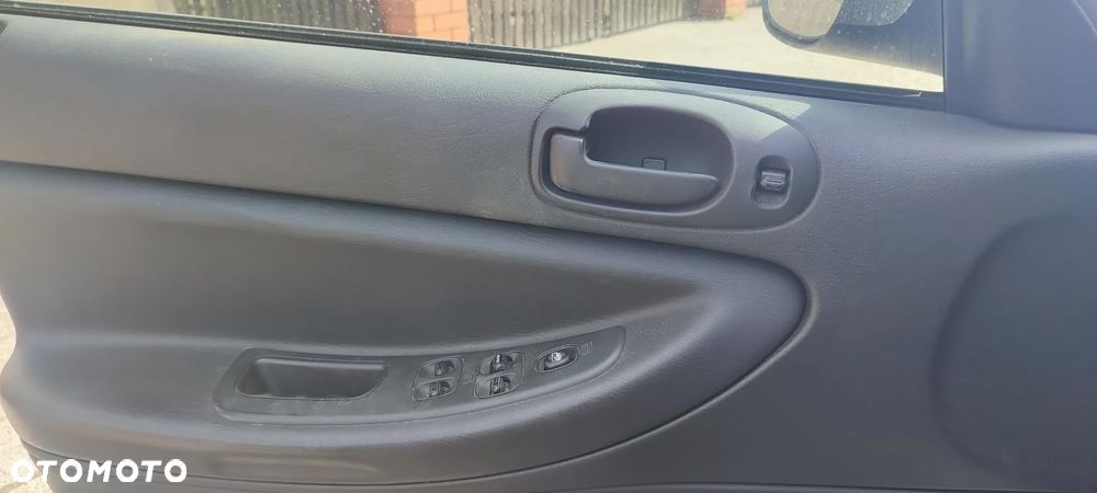 Dodge Stratus - 11