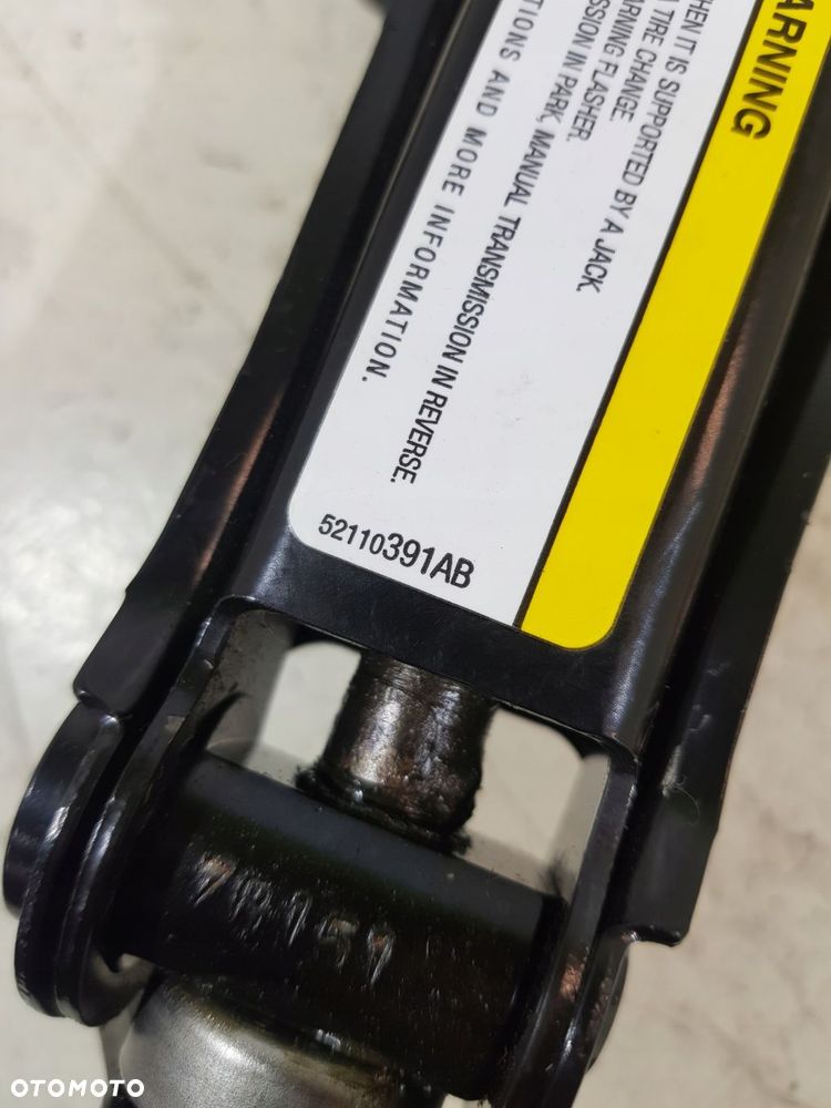 podnośnik lewarek ucho 52110391ab jeep compass i - 9