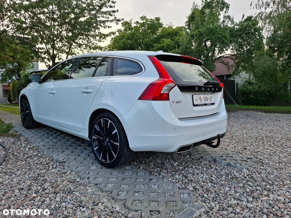 Volvo V60 D6 AWD Plug-in Hybrid R-Design Summum - 27