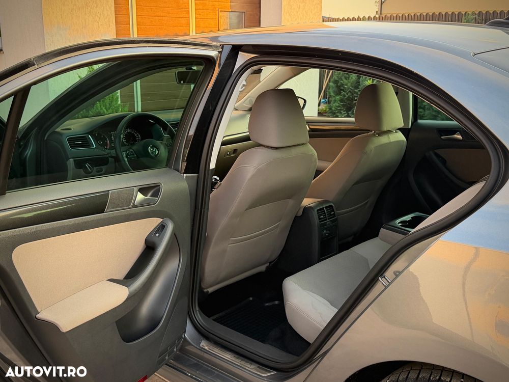 Volkswagen Jetta 1.6 TDI Blue Motion Technology Comfortline - 17