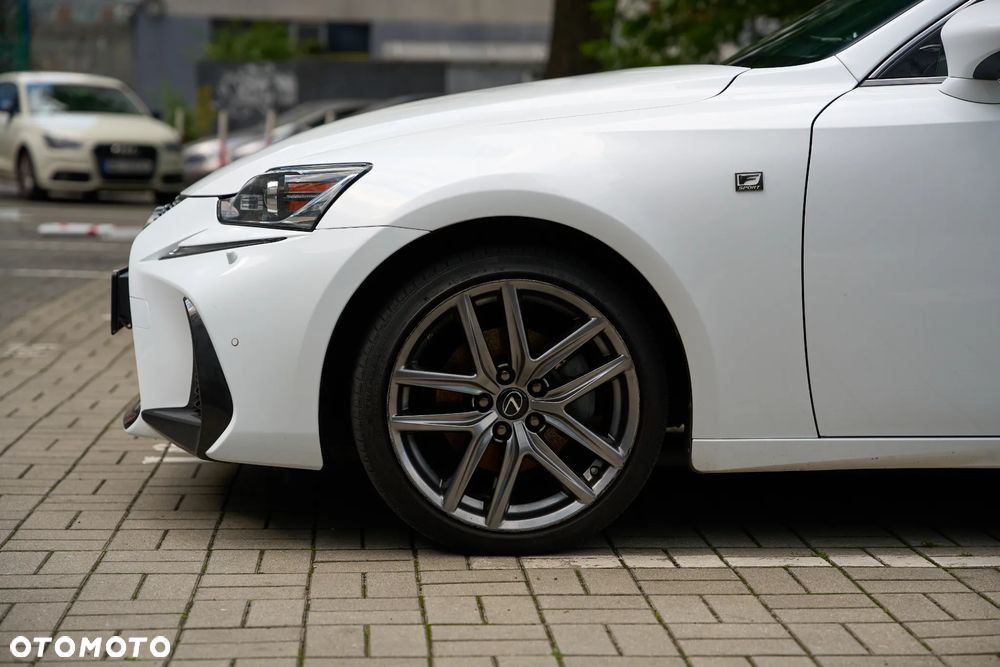 Lexus IS 300h F Sport - 8