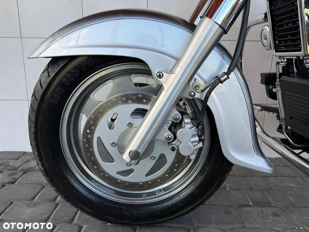 Suzuki Intruder - 13