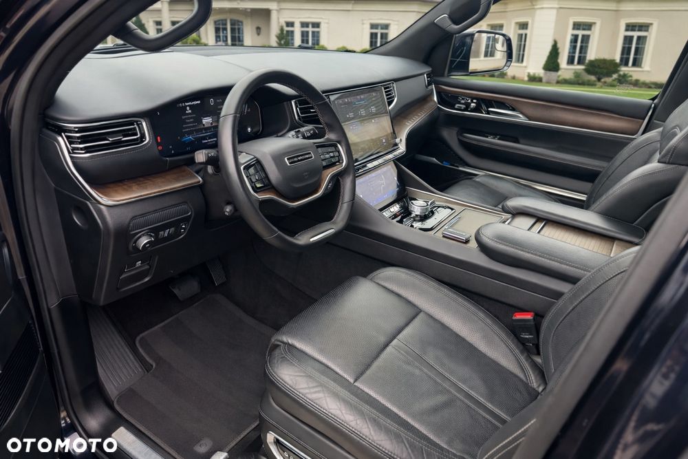 Jeep Grand Wagoneer - 15