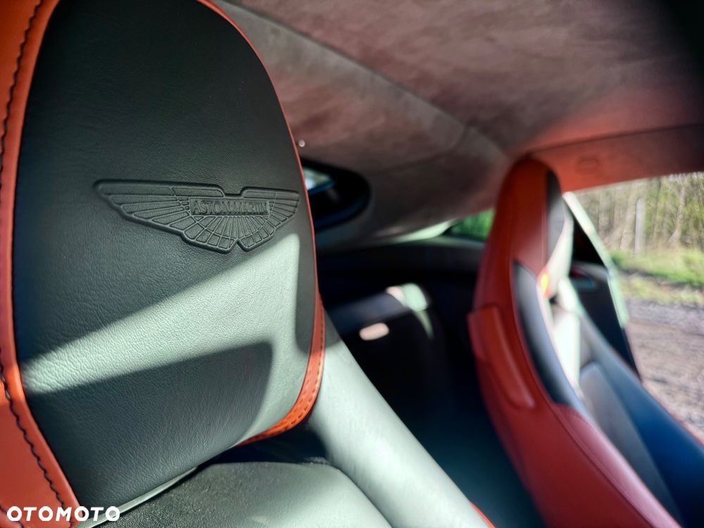 Aston Martin Vantage - 36
