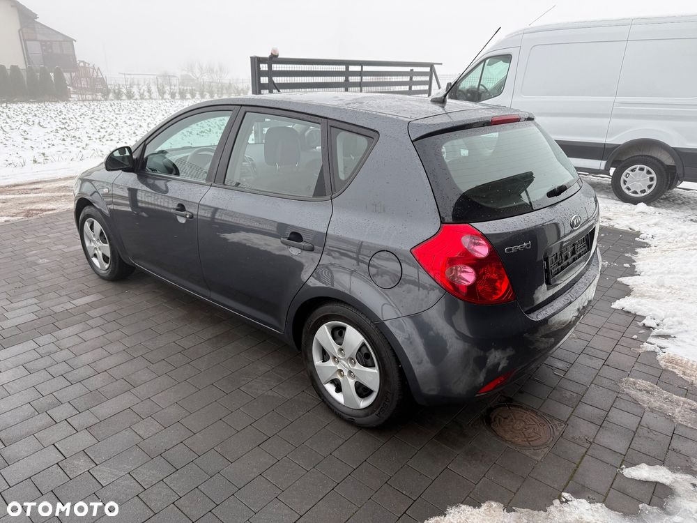 Kia Ceed - 10