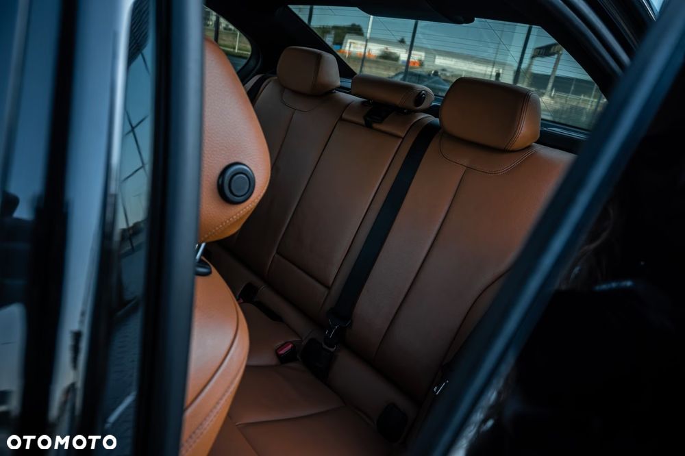 BMW Seria 3 330i xDrive M Sport Shadow - 16