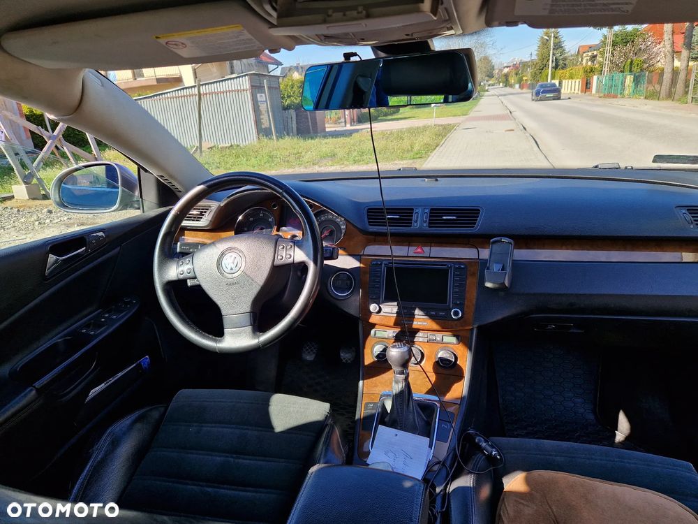 Volkswagen Passat 2.0 TDI DPF Highline - 23