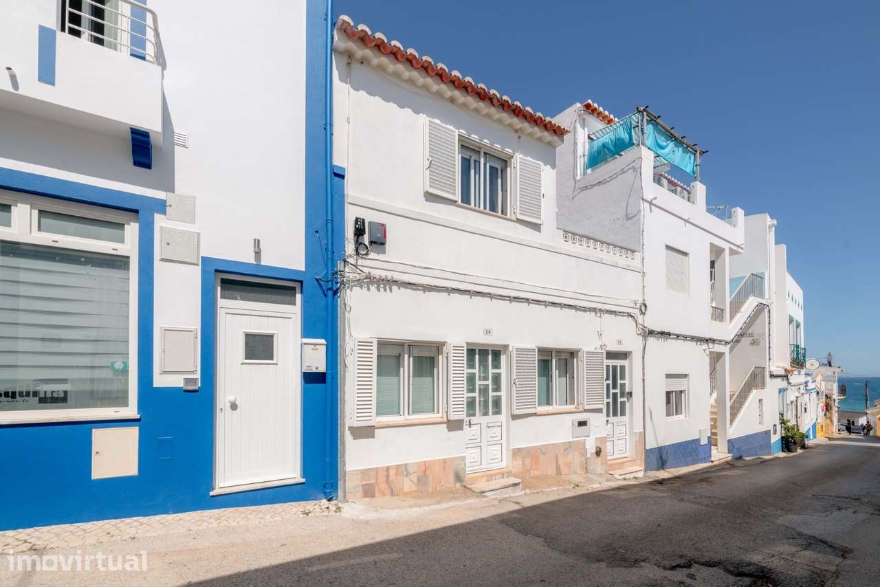 Geminado de três quartos no coração de Burgau, com potencial infinito - Grande imagem: 2/23