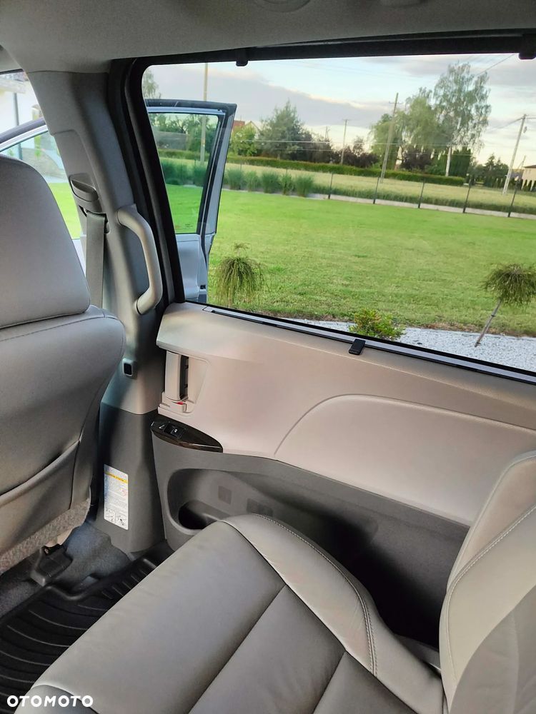 Toyota Sienna 3.5 V6 SE - 21