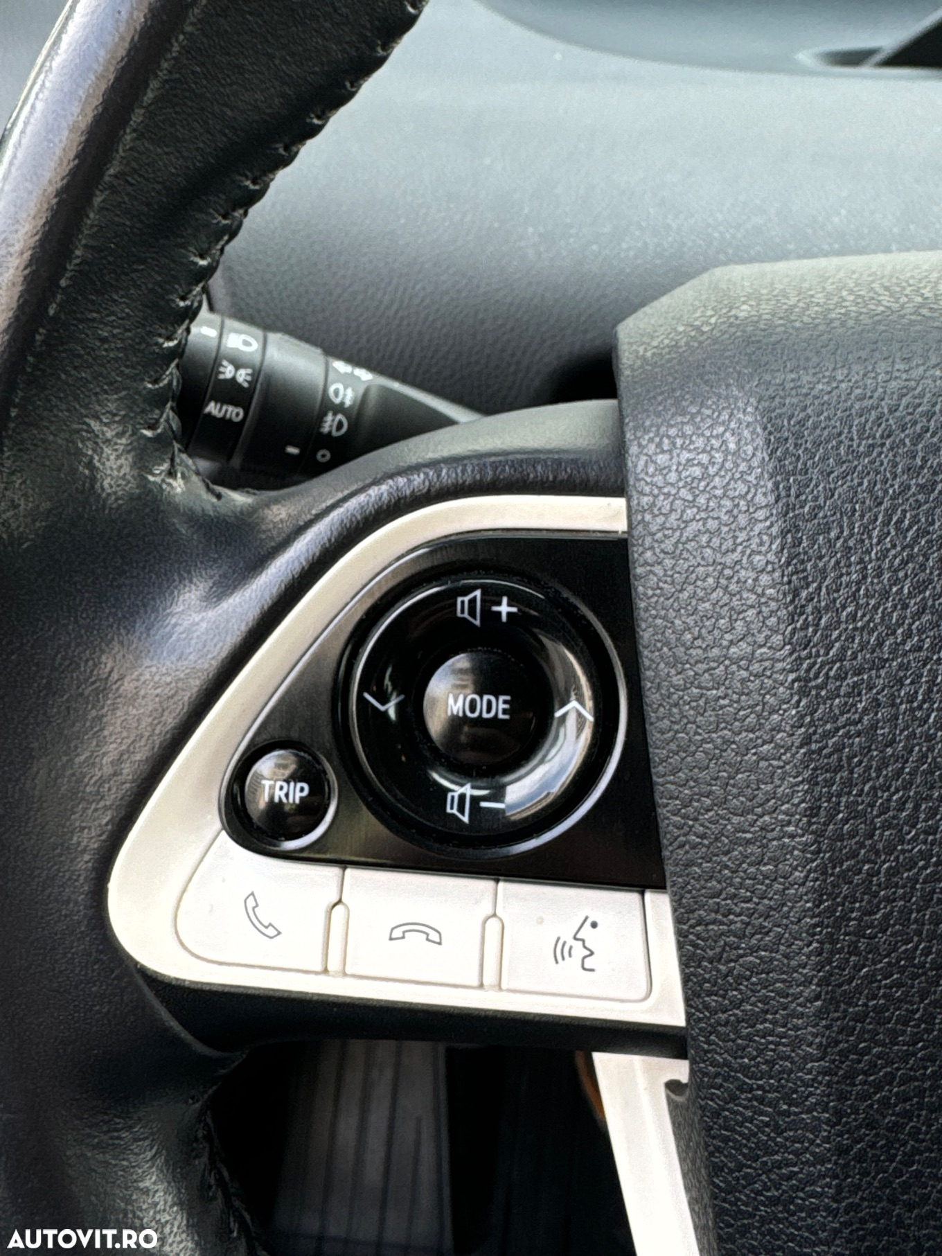 Toyota Prius (Hybrid) Life - 11