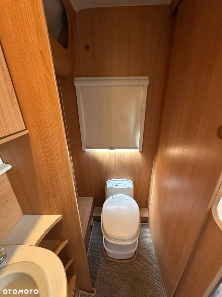 Adria ADORA 542 UT z napędem, nową markizą i dużą łazienką. - 35