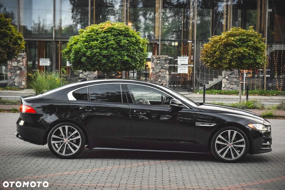 Jaguar XE 2.0 T R-Sport - 16