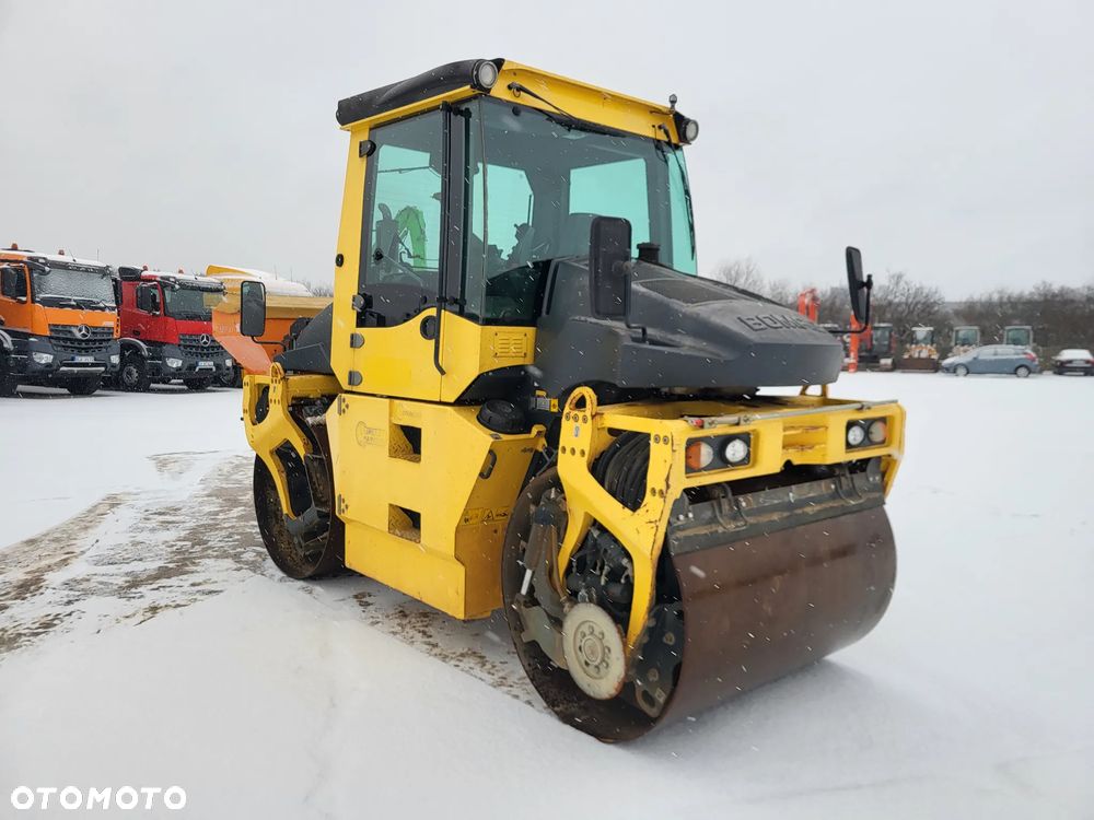 Bomag BW 154 AP 4 AM + rozsypywacz grysu z Niemiec - 9
