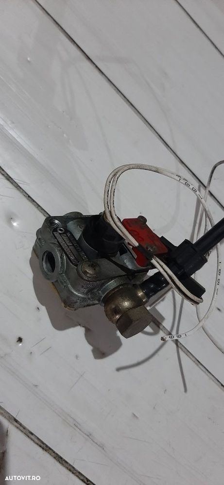 Robinet 2/4 cai Wabco 9520030320 - 1