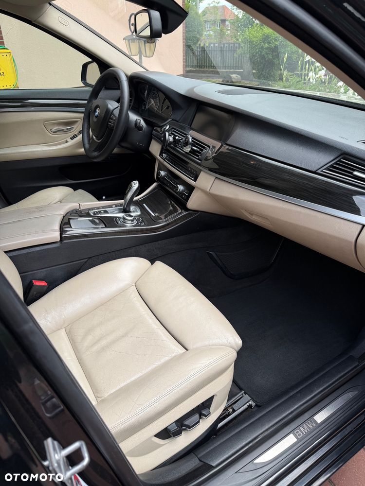 BMW Seria 5 525d xDrive - 13