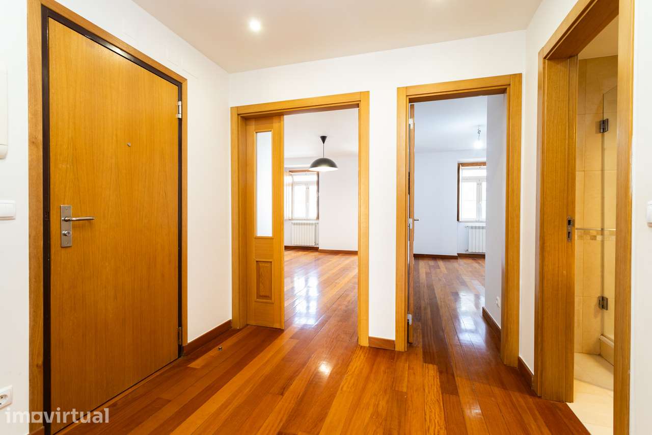T2 com varanda, elevador, garagem e pet friendly na Calçada da Ajuda - Grande imagem: 2/22