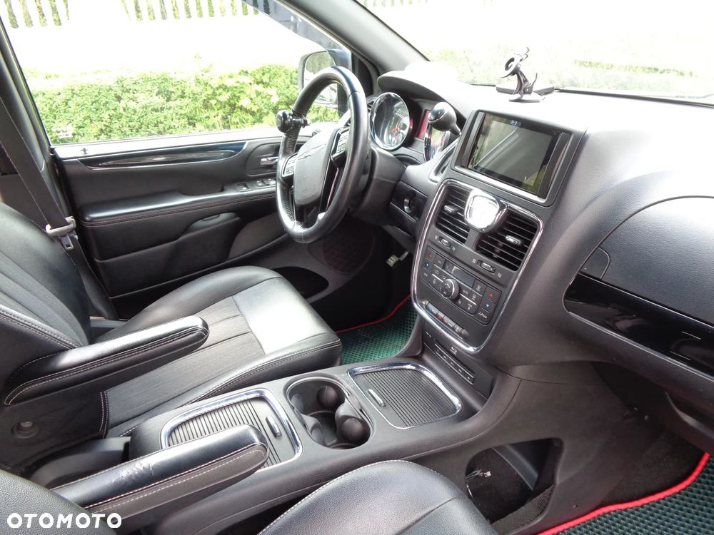Chrysler Town & Country 3.6 Limited - 14