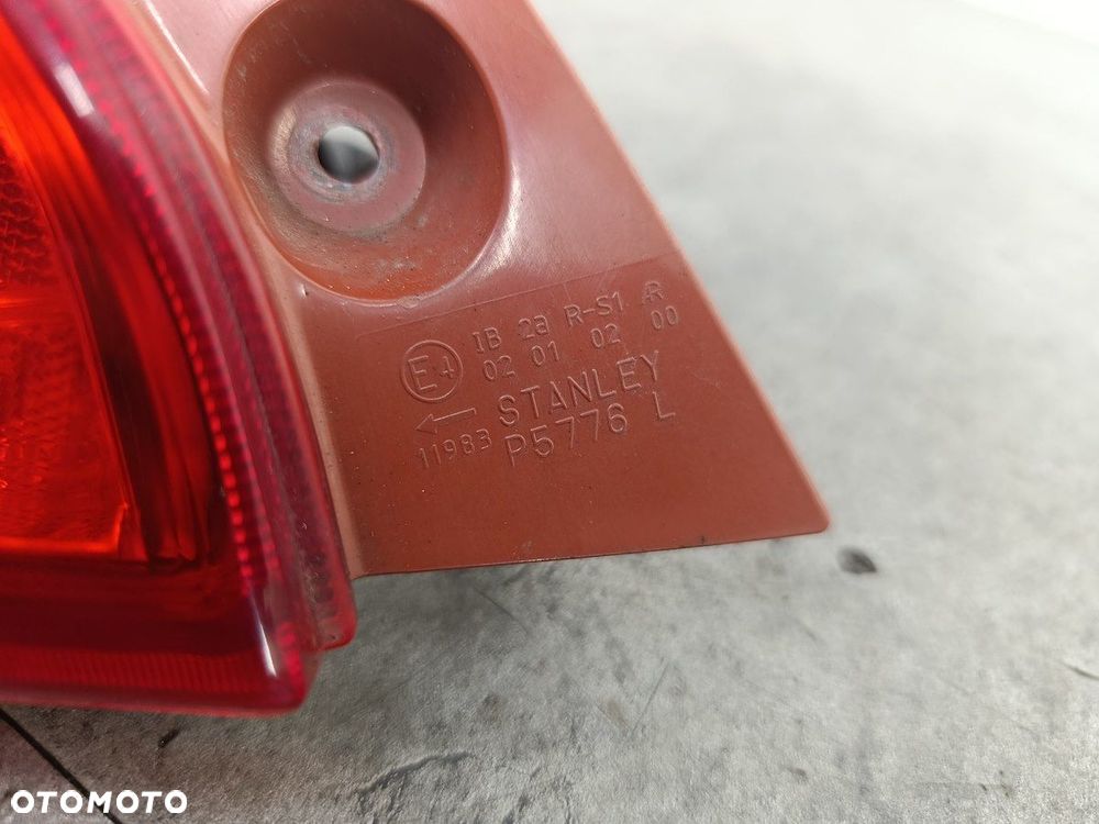 LAMPA TYLNA LEWA MAZDA 2 II D65151160  P5776L STANLEY   HATCHBACK 5D - 8