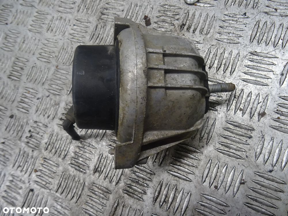 BMW E87 04-07 2.0B ŁAPA PODUSZKA SILNIKA 13981112 - 2