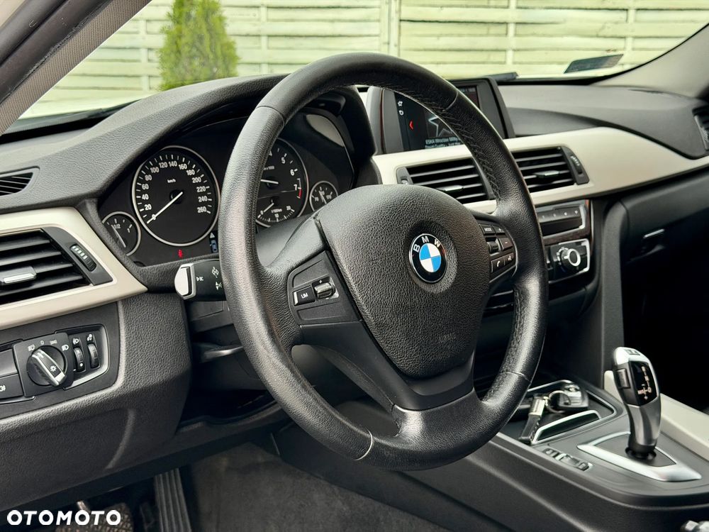 BMW Seria 3 318i - 10