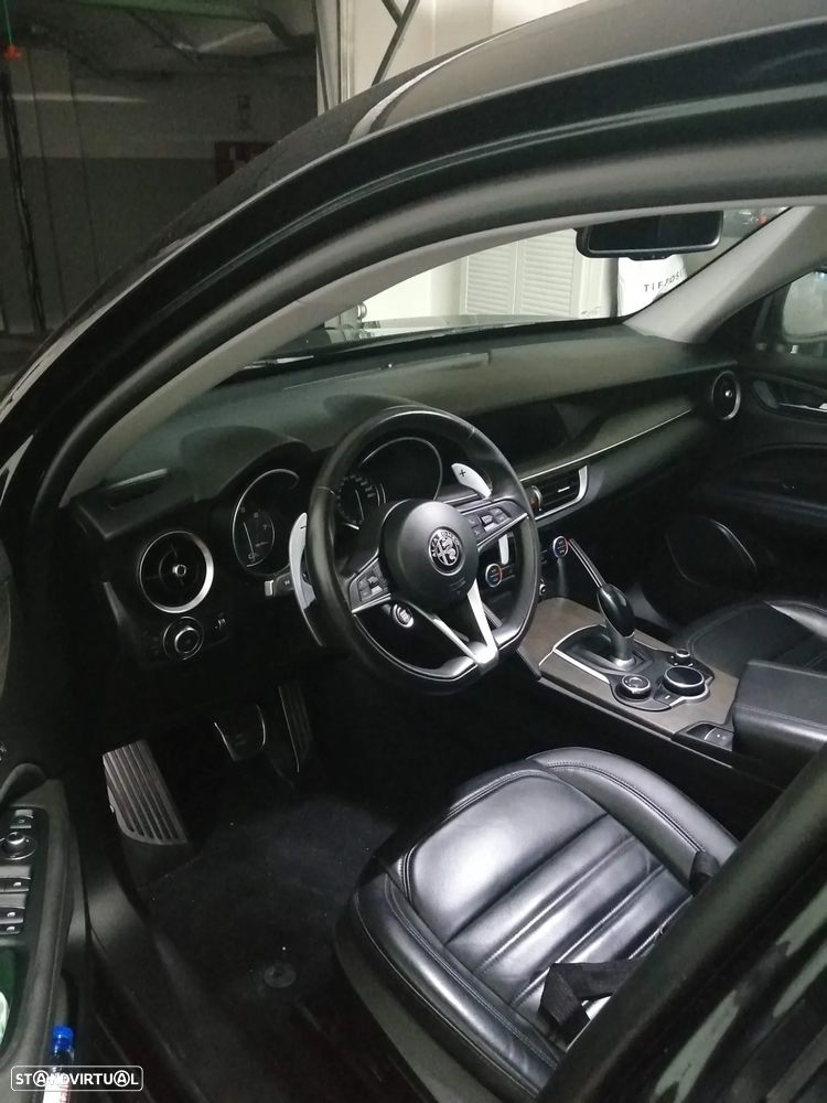 Alfa Romeo Stelvio 2.0 Turbo 16V AT8-Q4 Veloce - 8