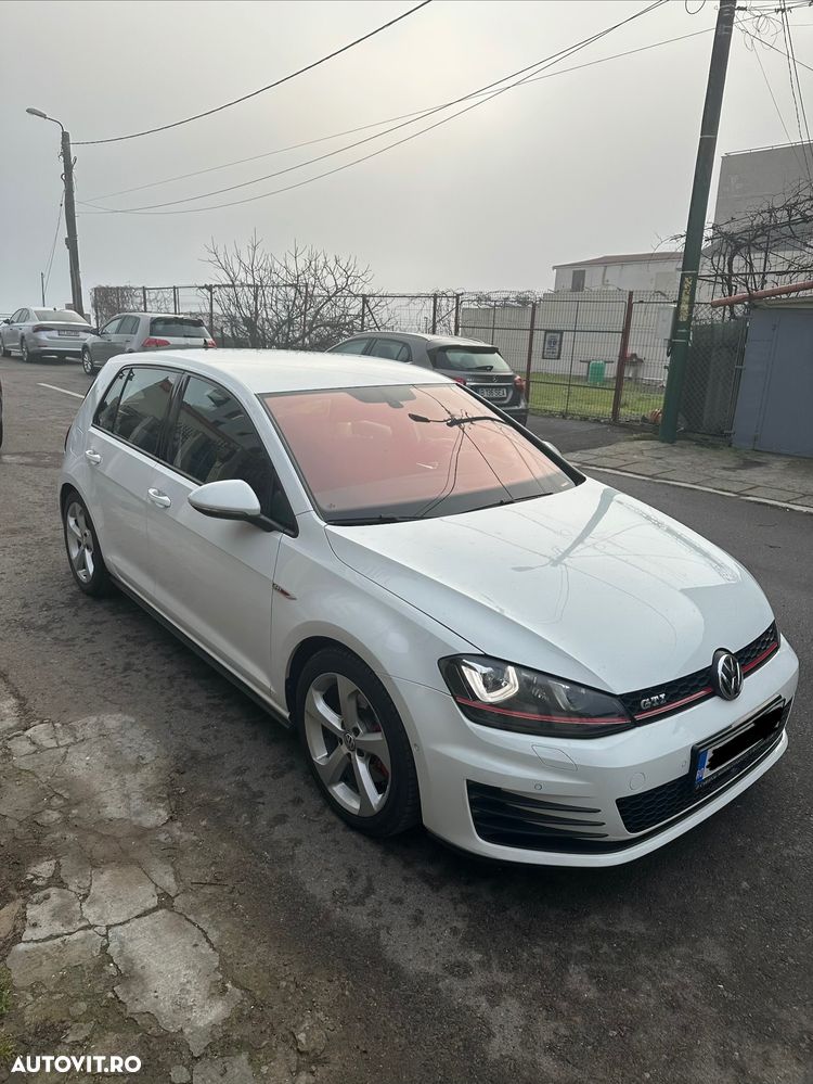 Volkswagen Golf - 1
