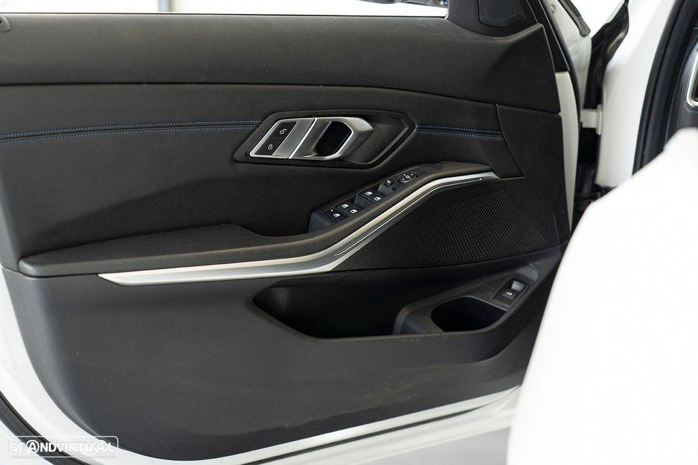 BMW 320 d Pack Desportivo M Auto - 17