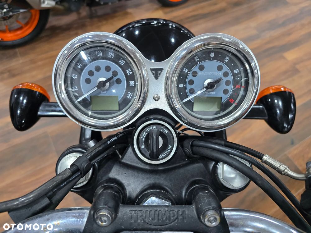 Triumph Bonneville - 22