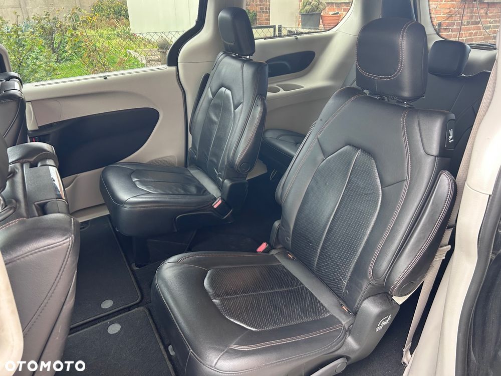 Chrysler Pacifica - 17