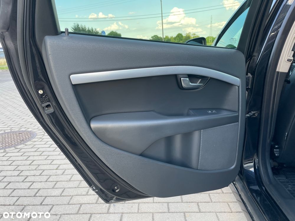 Volvo V70 D5 R-Design - 24