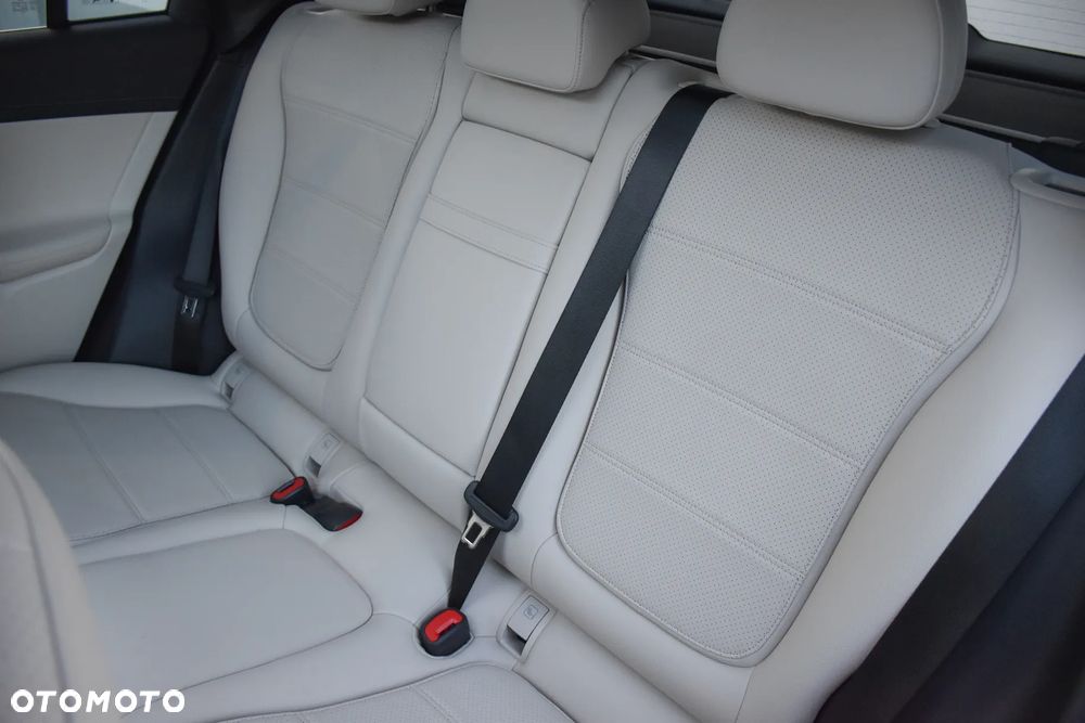 Mercedes-Benz GLC 200 4Matic 9G-TRONIC Avantgarde Advanced - 33