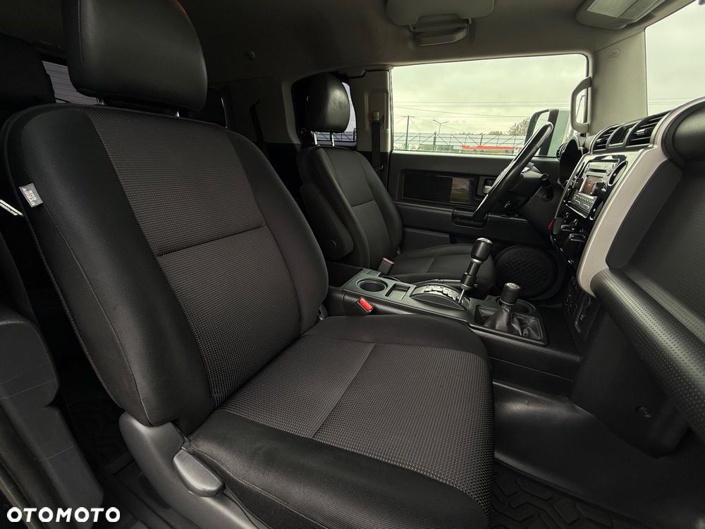 Toyota FJ 2011