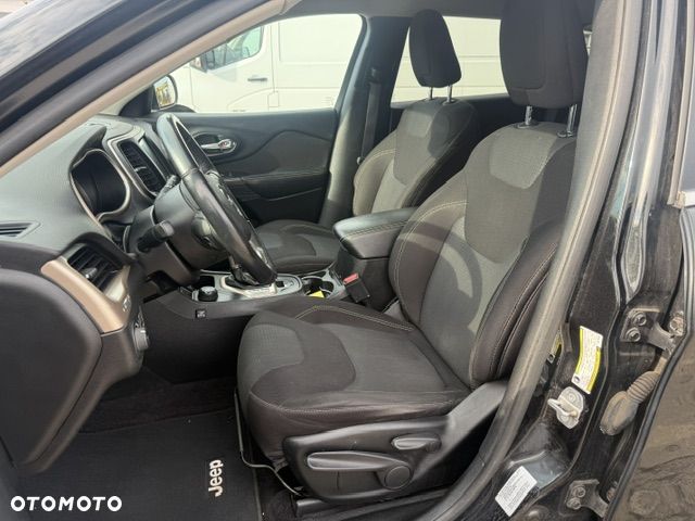 Jeep Cherokee - 23