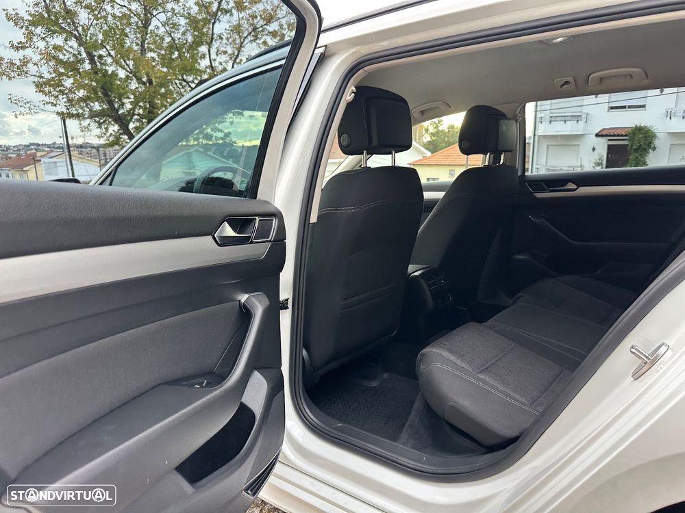 VW Passat Variant 2.0 TDI R-Line - 27