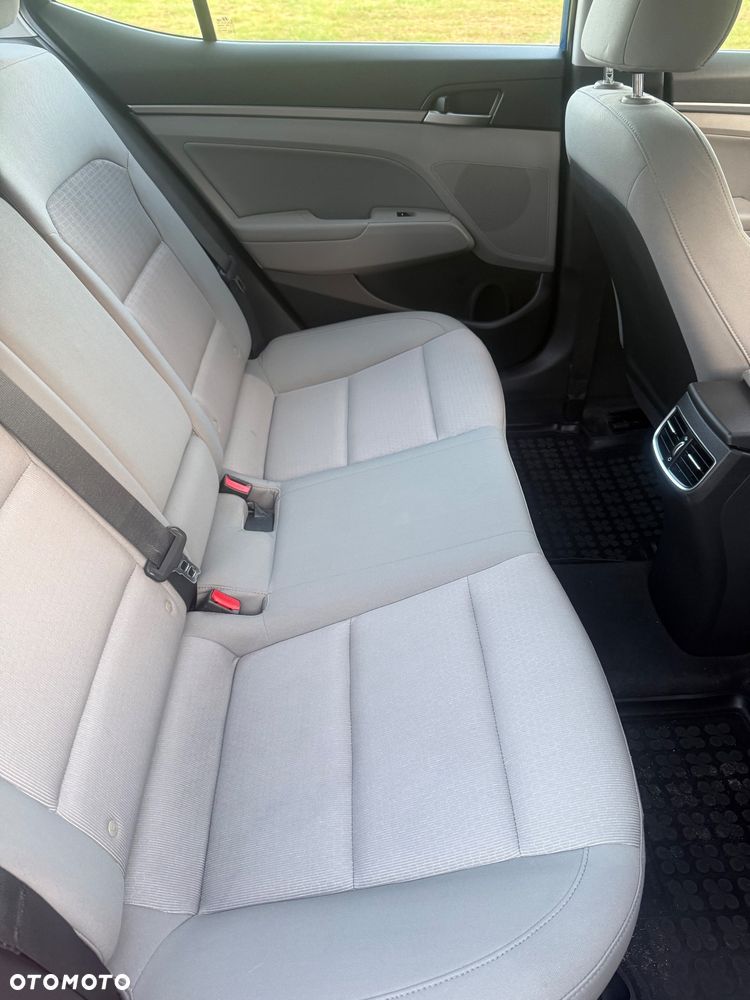 Hyundai Elantra 1.6 Comfort - 10