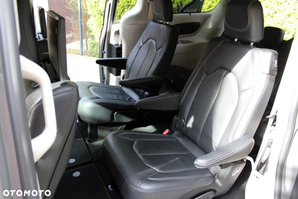 Chrysler Pacifica - 12
