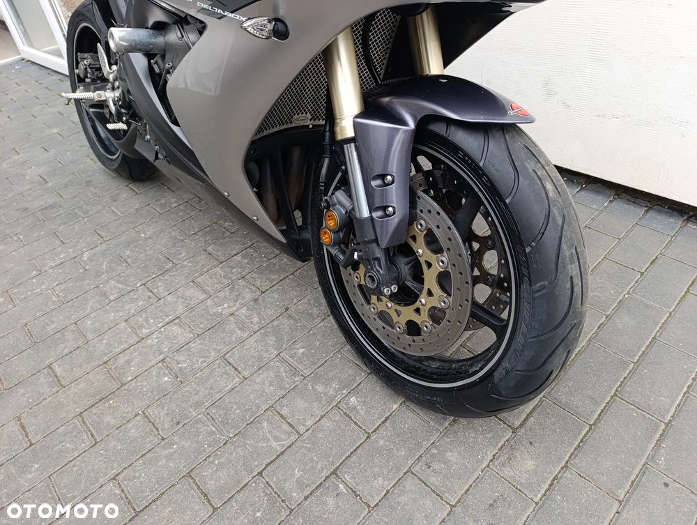 Yamaha R1 - 34