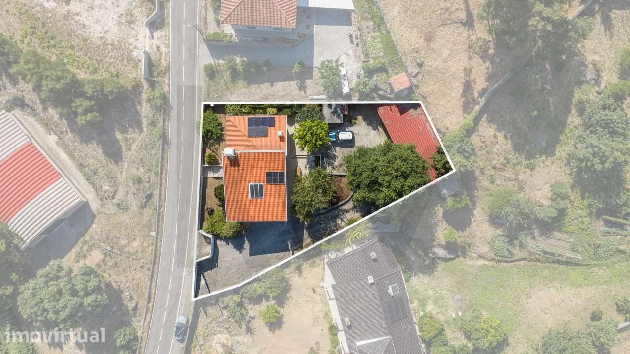 Moradia T3+1 com terreno em Burgães, Santo Tirso - Grande imagem: 2/49