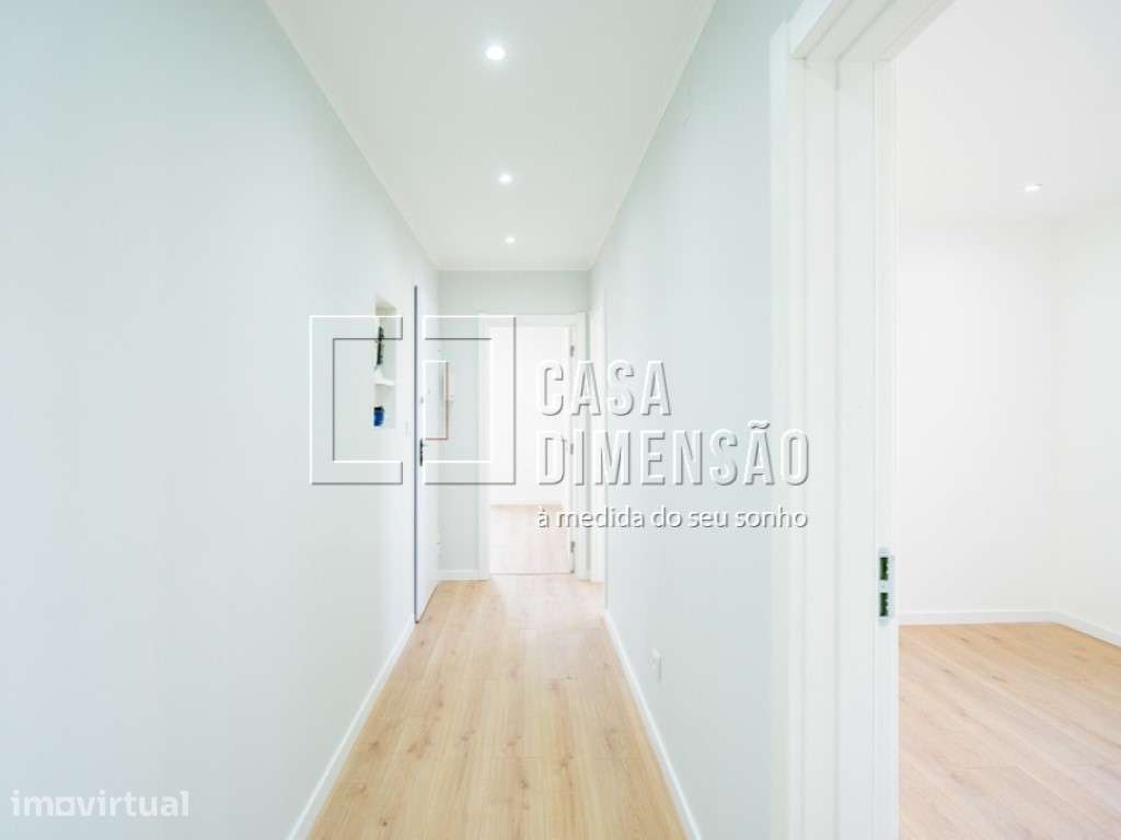 Apartamento de tipologia T2, totalmente remodelado, com varandas, n... - Grande imagem: 4/32