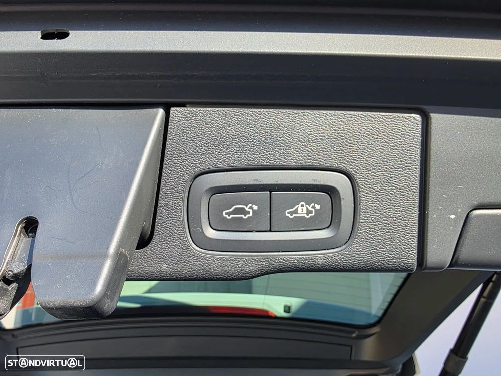 Volvo XC 60 2.0 T8 PHEV R-Design AWD - 12