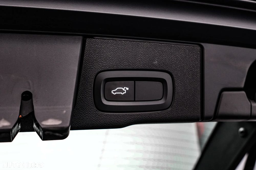 Volvo XC 60 B4 MHEV AT8 AWD Momentum Pro - 23