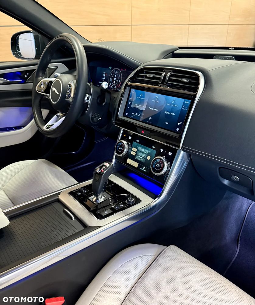 Jaguar XE - 8