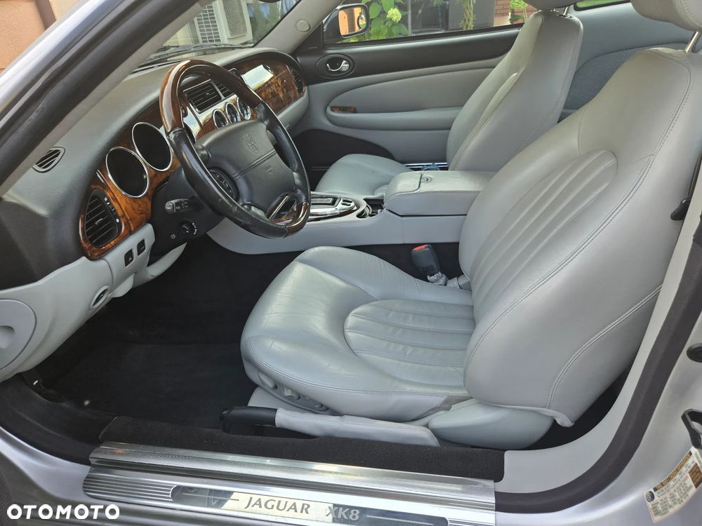 Jaguar XK8 Coupe - 9