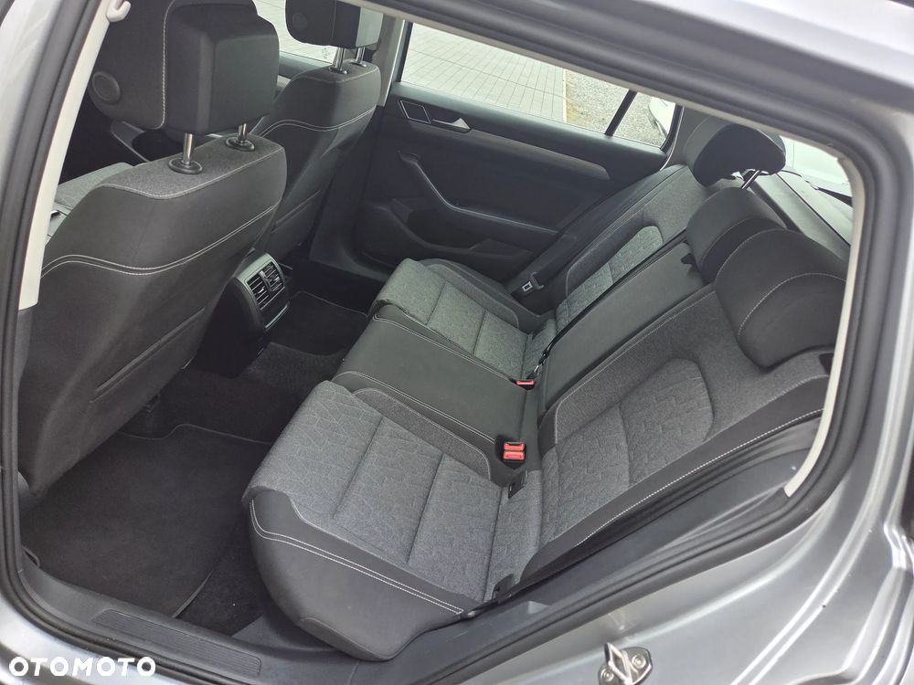 Volkswagen Passat - 17
