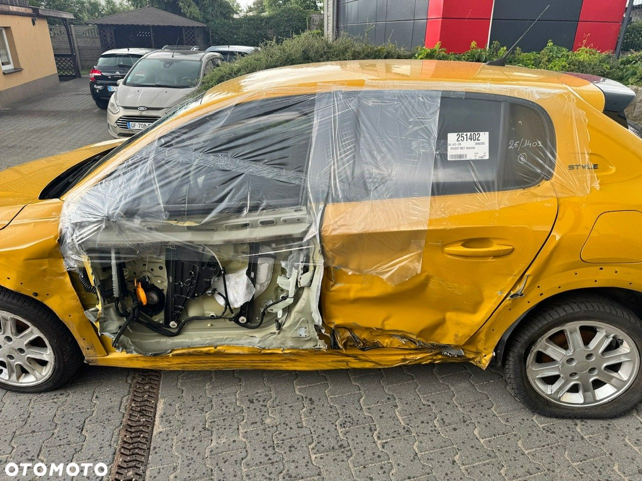 Peugeot 208 - 8