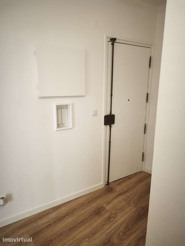 Apartamento T3 com 2 casas de banho em zona central do Laranjeiro - Grande imagem: 2/17
